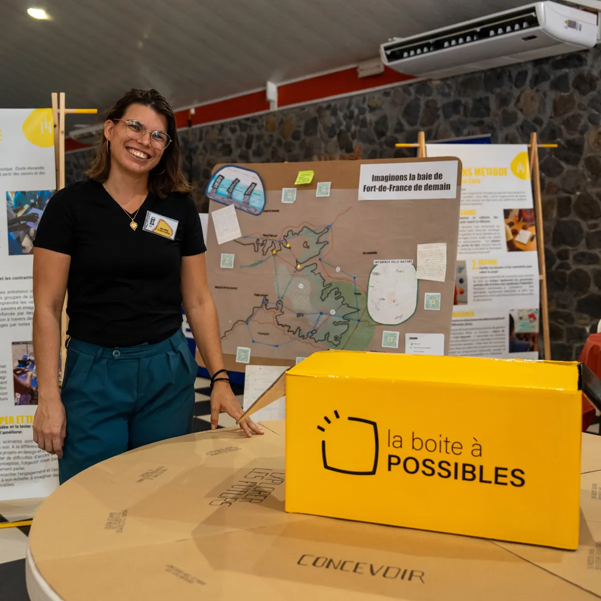 Julie Vasse présentant la Boîte à possibles et un projet de design territorial au Salon du Design