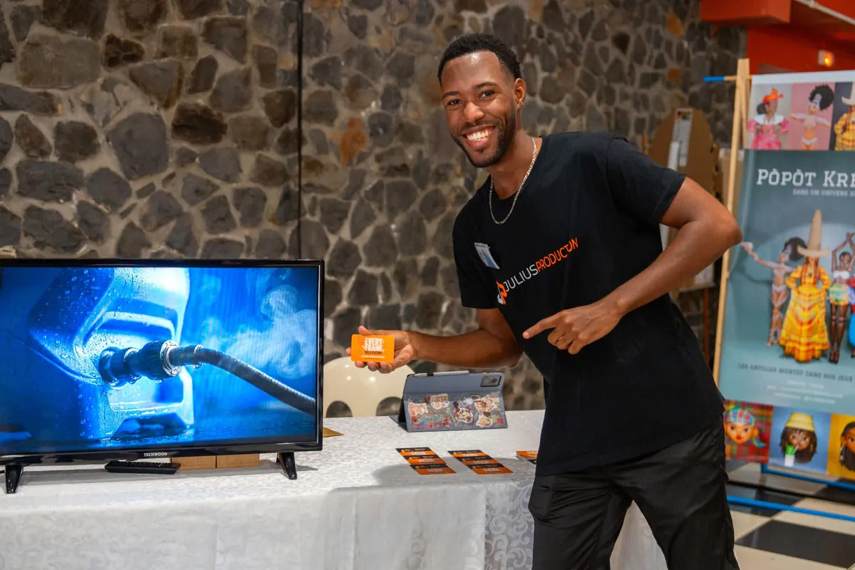 Jean-Guy Merton, fondateur de Julius Production, présentant son stand au Salon du Design en Martinique