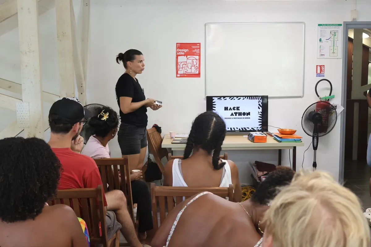 Atelier collectif sur le design animé devant un groupe de participants en Martinique