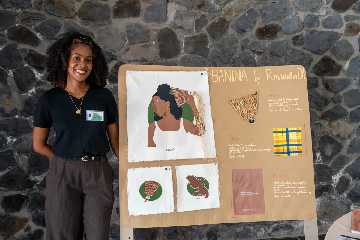 Designer caribéenne présentant une création textile au Salon du Design