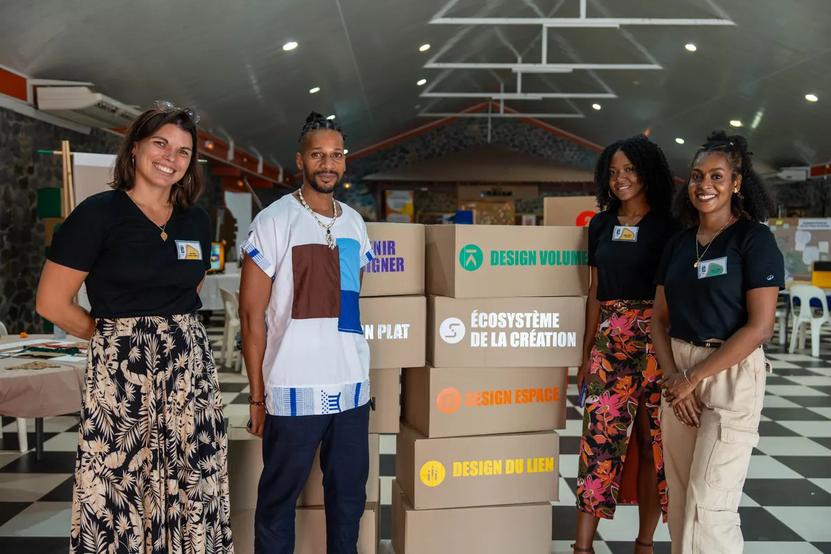Membres d'OLIWON DESIGN au Salon du Design 2026 devant les cartons des pôles du design