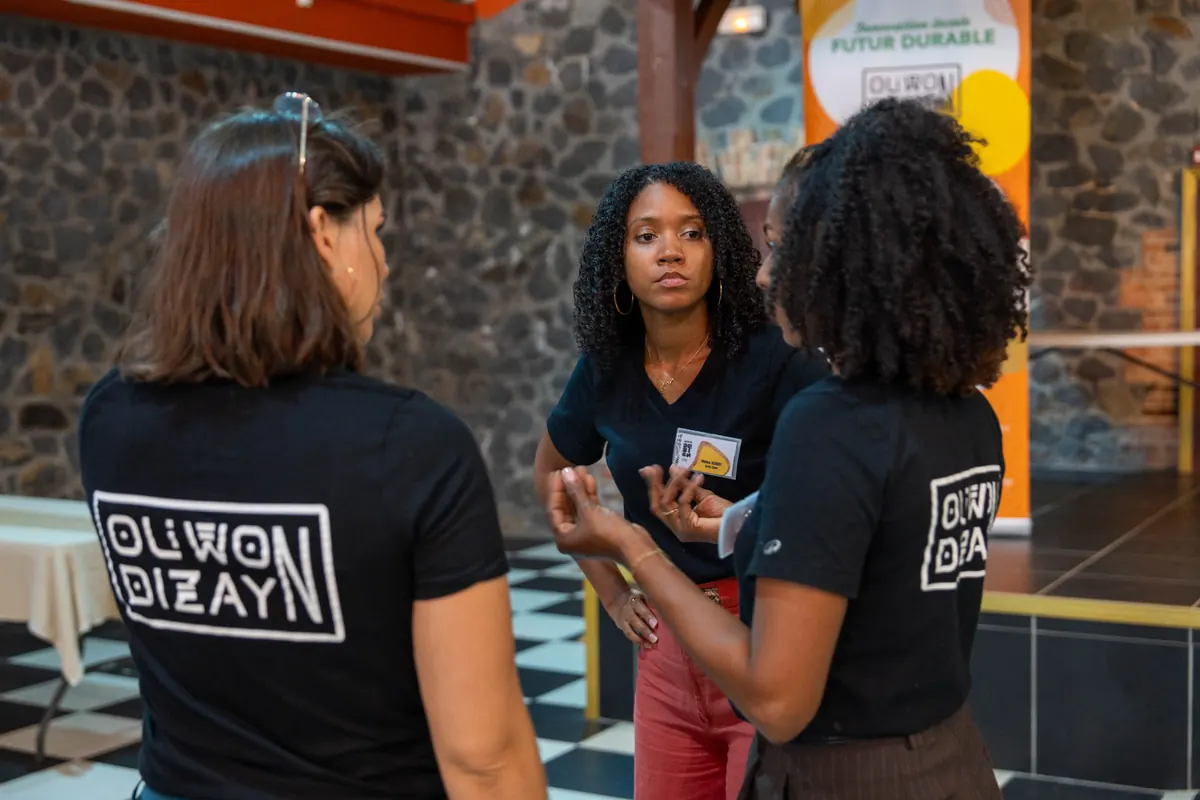 Les trois co-fondatrices d'OLIWON DESIGN en échange au Salon du design en Martinique